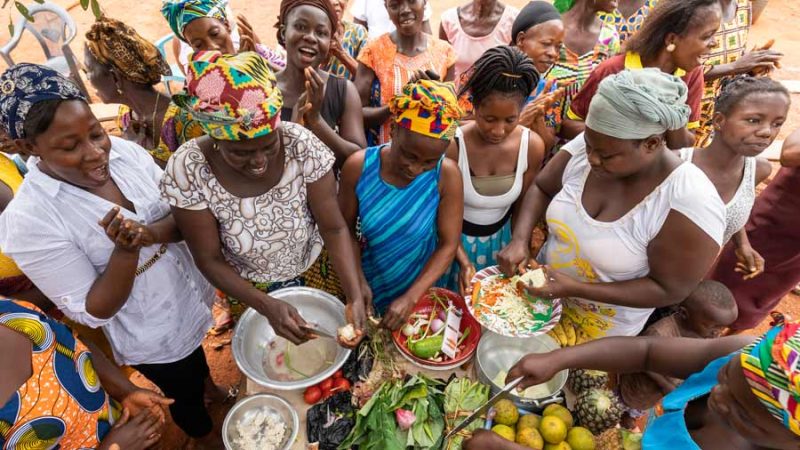 CROP_Food-Ghana-Africa-women-around-table-cocoa-CCC_Y1A4930